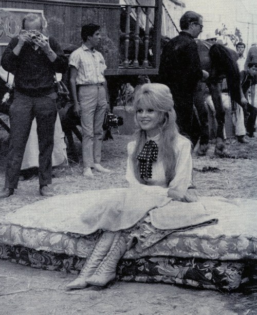 Brigitte Bardot and Jeanne Moreau in Viva Maria Louis Malle 1965